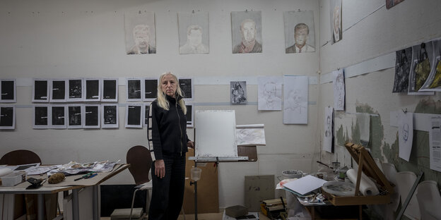Katharina Kohl steht vor Bildern in ihrem Atelier