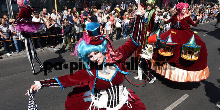 Tanzende Person auf der Straße beim Karneval der Kulturen