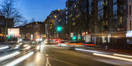 Verkehr am Abend auf der Stresemannstraße