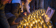 In Bratislava in der Slowakei stellen Menschen zum Gedenken an den ermordeten Journalisten und seine Freundin Kerzen vor ein Foto der beiden