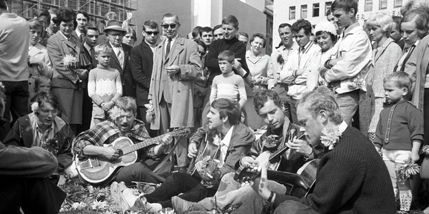 Ein kleines Hippie-Happening auf dem Kennedyplatz in Essen. Es wurde musiziert, Blumen wurden an die Passanten verteilt.