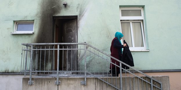 Eine Frau verlässt am 27.09.2016 in Dresden (Sachsen) die Fatih Camii Moschee. Vor der Moschee und einem internationalen Kongressgebäude in Dresden sind zwei Sprengstoffanschläge verübt worden.