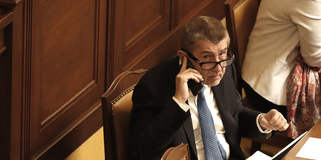 Tschechiens Premier Andrej Babis bei einem Telefonat im Parlament