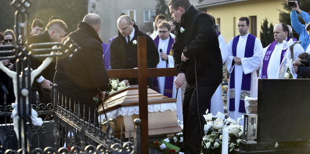Der Sarg des toten Enthüllungsjournalisten Jan Kuciak wird in das Grab hinabgelassen bei der Kirche des Heiligen Franz von Assisi