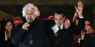 02.03.2018, Italien, Rom: Luigi Di Maio (r), Spitzenkandidat der Fünf-Sterne-Bewegung, und Beppe Grillo, Gründer der Partei, nehmen an einer Wahlkampfveranstaltung teil.