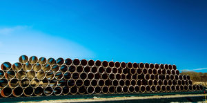 Gestapelte Rohre für die Pipeline