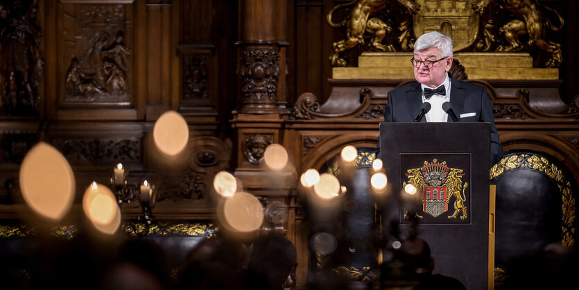 Joschka Fischer spricht zu Menschen