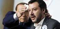 Silvio Berlusconi trocknet Matteo Salvini mit einem Taschentuch die Stirn