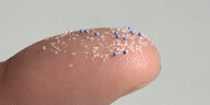 Mikroplastik auf Fingerspitze