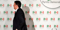 Matteo Renzi ist von der Seite zu sehen, er läuft aus dem Bild