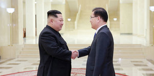 Kim Jong Un und ein nationaler Sicherheitsberater Südkoreas schütteln sich die Hand