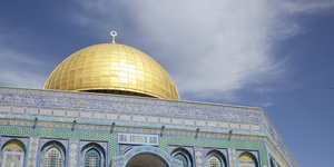 Die Kuppel des Felsendoms in Jerusalem glänzt golden in der Sonne