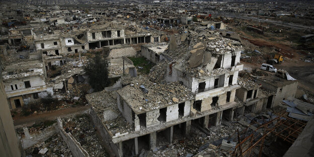 Häuser sind so von Bomben zerstört worden, dass nur noch Trümmer übrig sind