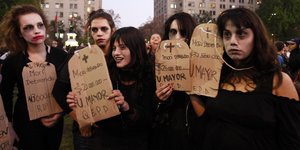 Fünf junge Frauen protestieren als Tote verkleidet