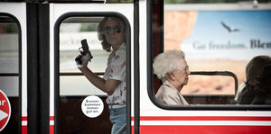 Marion Löblich (Marie Rosa Tietjen) steht mit einer Waffe in einem Linienbus