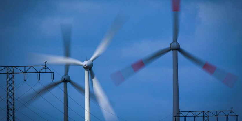 Windräder drehen sich in einem Windpark