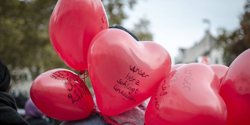 Luftballons auf einer Demo gegen linksunten-Verbot