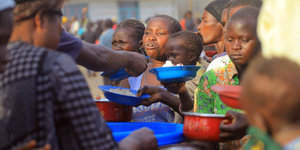 Flüchtlinge erhalten Essen im Zentrum von Bunia