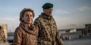 Verteidigungsministerin Ursula von der Leyen (CDU) geht durchs Feldlager Camp Marmal