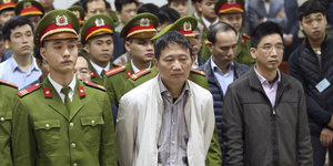 Der angeklagte Geschäftsmann Trinh Xuan Thanh hört während seines Prozesses wegen Korruption die Urteilsverkündung.