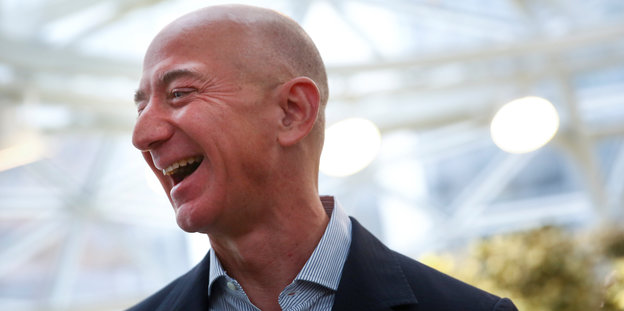 Porträt Jeff Bezos, während er lacht