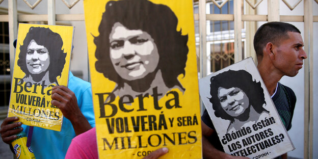Berta Cáceres Gesicht auf Plakaten
