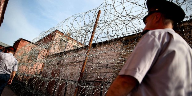 Zwei russische Wärter laufen durch einen Gefängnishof Zwei russische Wärter laufen durch einen Gefängnishof