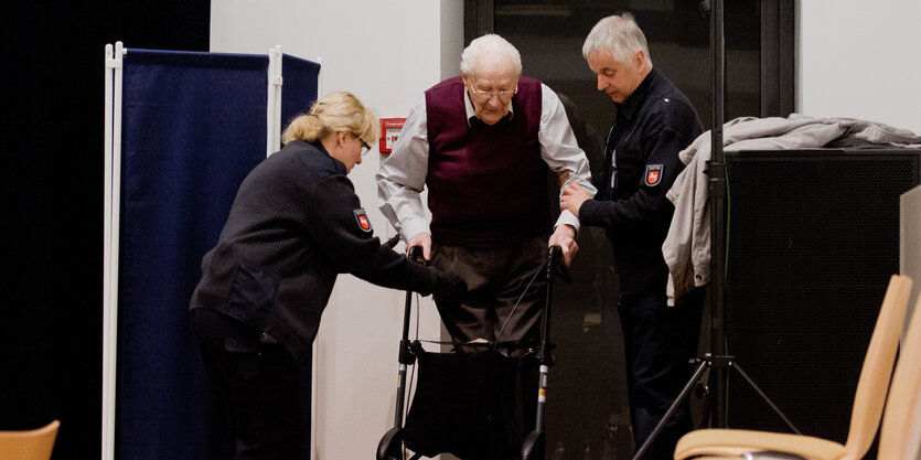 Oskar Gröning mit Rollator bei Gericht