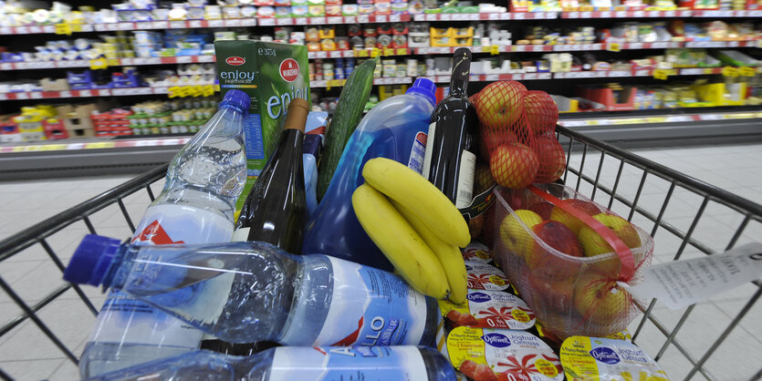 Ein EInkaufswagen im Supermarkt