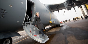 Ursula von der Leyen steigt aus einem Bundeswehr-Airbus