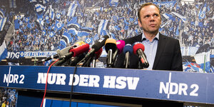 Der Präsident des Hamburger SV Bernd Hoffmann bei einer Pressekonferenz