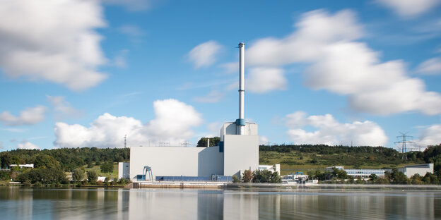Das Bild zeigt ein Kernkraftwerk, das an einem See steht, am Himmel sind Wolken zu sehen Das Bild zeigt ein Kernkraftwerk, das an einem See steht, am Himmel sind Wolken zu sehen