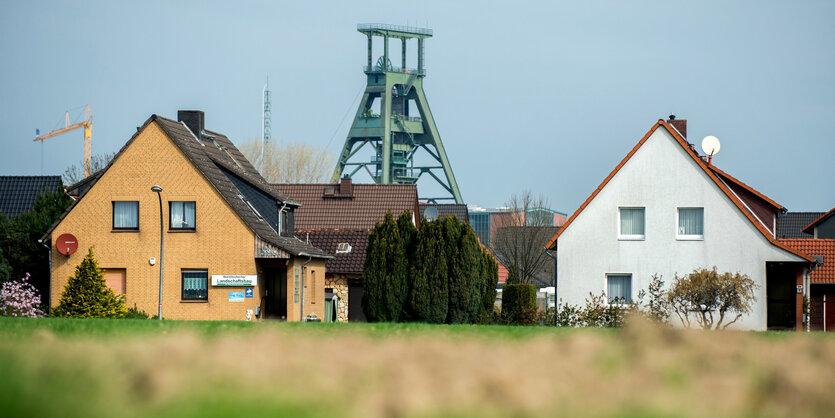 Einfamilienhäuser vor dem Förderturm von Schacht Konrad