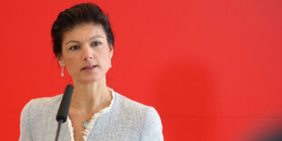 Sahra Wagenknecht vor einer roten Wand