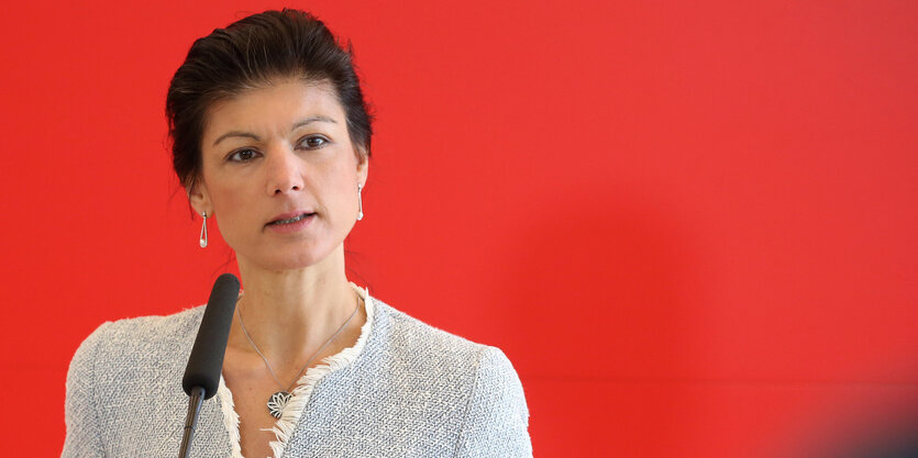 Sahra Wagenknecht vor einer roten Wand