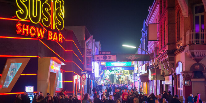 Leuchtreklame von Susis Showbar an der Großen Freiheit in Hamburg.