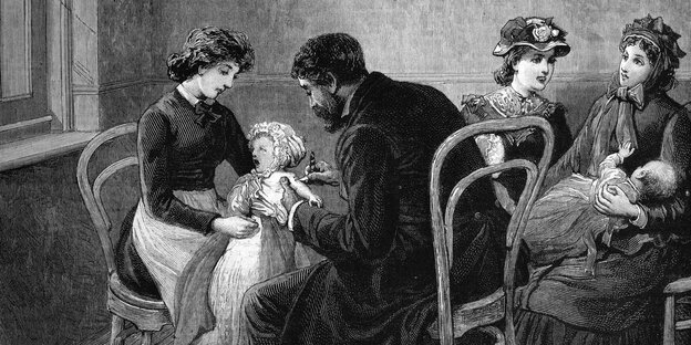 Historische Illustration in Schwarz-Weiß von einer Mutter, die ihr Kind hält, das geimpft wird. Im Hintergrund zwei Frauen, eine stillt ihr Baby
