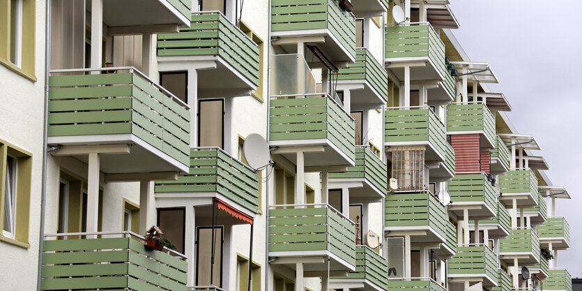 moderne Häuserfassade mit vielen Balkons