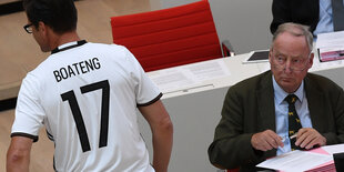 Ein Bundestagsabgeordneter mit Boateng-Trikot und Gauland