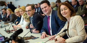 Franziska Giffey, Svenja Schulze, Heiko Maas, Hubertus Heil und Katarina Barley sitzen in einer Zusammenkunft der SPD-Fraktion im Reichstagsgebäude