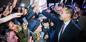 Luigi Di Maio, Spitzenkandidat der Fünf-Sterne-Bewegung, feiert mit seinen Anhängern nach der Wahl.