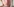 Rote Flecken sind auf ein weibliches Gesicht gemalt