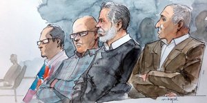 Eine Zeichnung von vier Männern im Gerichtssaal