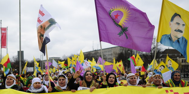 Demonstranten zeigen ein Transparent mit der Forderung "Freiheit für Öcaklan" und Flaggen mit seinem Kopf