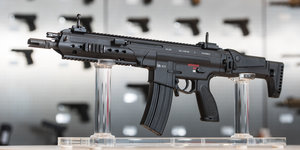 Ein Sturmgewehr ist im Heckler&Koch-Ausstellungsraum ausgestellt