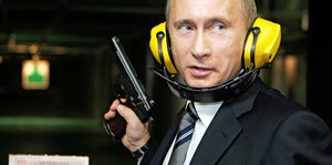 Wladimir Putin mit Pistole und Ohrschutz