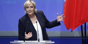 Marine Le Pen gestikuliert bei ihrer Rede auf dem FN-Parteitag