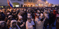 Menschen nehmen an einer Mahnwache in Gedenken an den Journalisten Jan Kuciak und seine Verlobte Martina Kusnirova teil