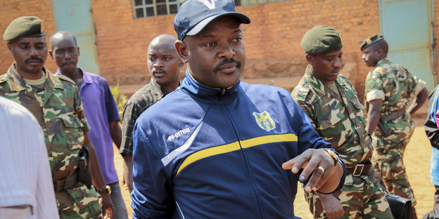 Pierre Nkurunziza, Burundis Präsident, läuft zu einem Wahllokal, um seine Stimme für die Präsidentschaftswahl 2015 abzugeben
