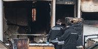 Kriminaltechniker der Polizei gehen in ein von einem Feuer zerstörtes Gebäude an der Berliner Kühleweinstraße, in der ein Moscheeverein untergebracht ist